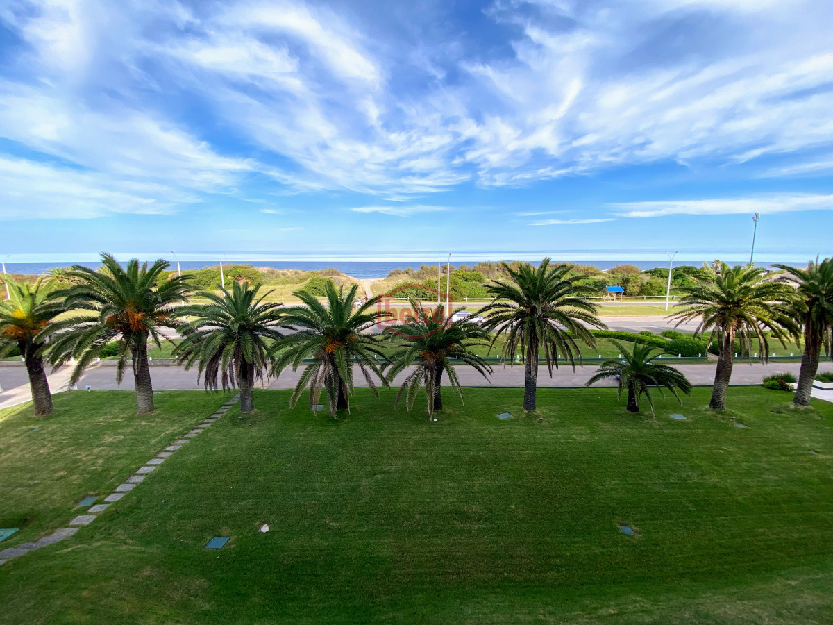 Apartamento ID.166844/Excelente-apartamento-en-torre-de-primera-categoría - Brava , edificio bajo , frente al mar . 