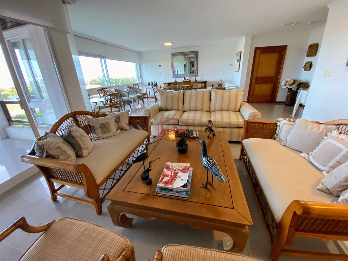 Apartamento ID.166844/Excelente-apartamento-en-torre-de-primera-categoría - Brava , edificio bajo , frente al mar . 