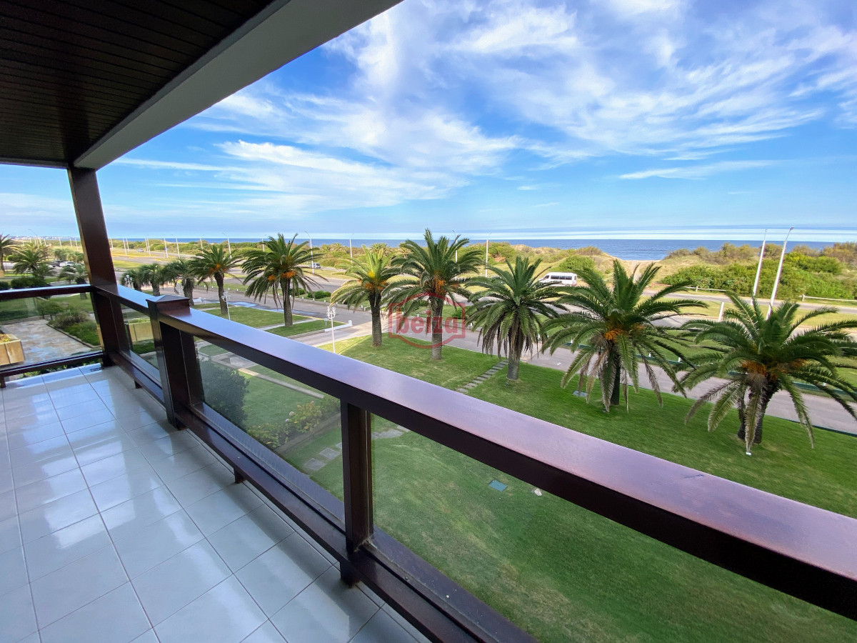 Apartamento ID.166844/Excelente-apartamento-en-torre-de-primera-categoría - Brava , edificio bajo , frente al mar . 