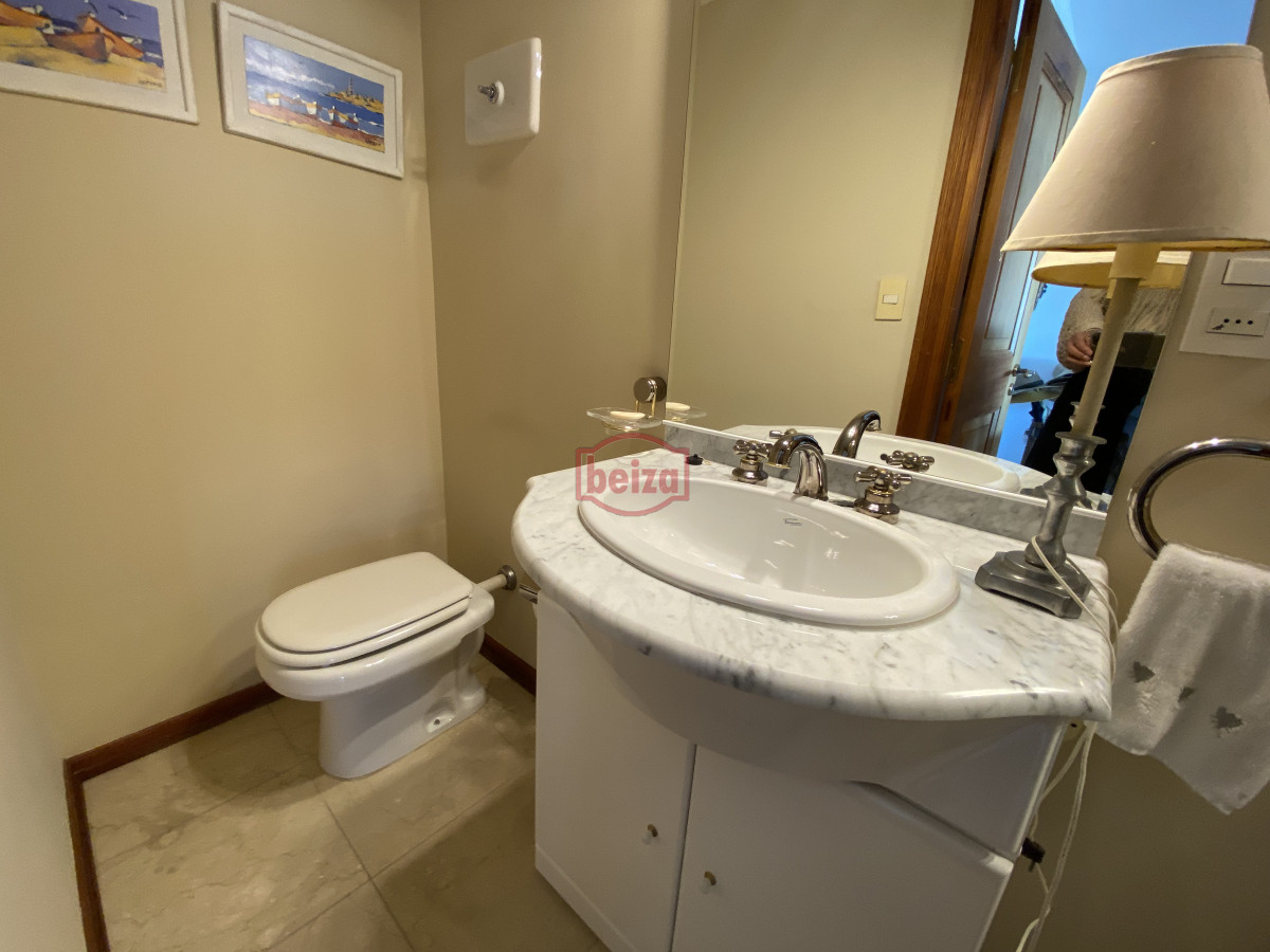 Apartamento ID.166844/Excelente-apartamento-en-torre-de-primera-categoría - Brava , edificio bajo , frente al mar . 