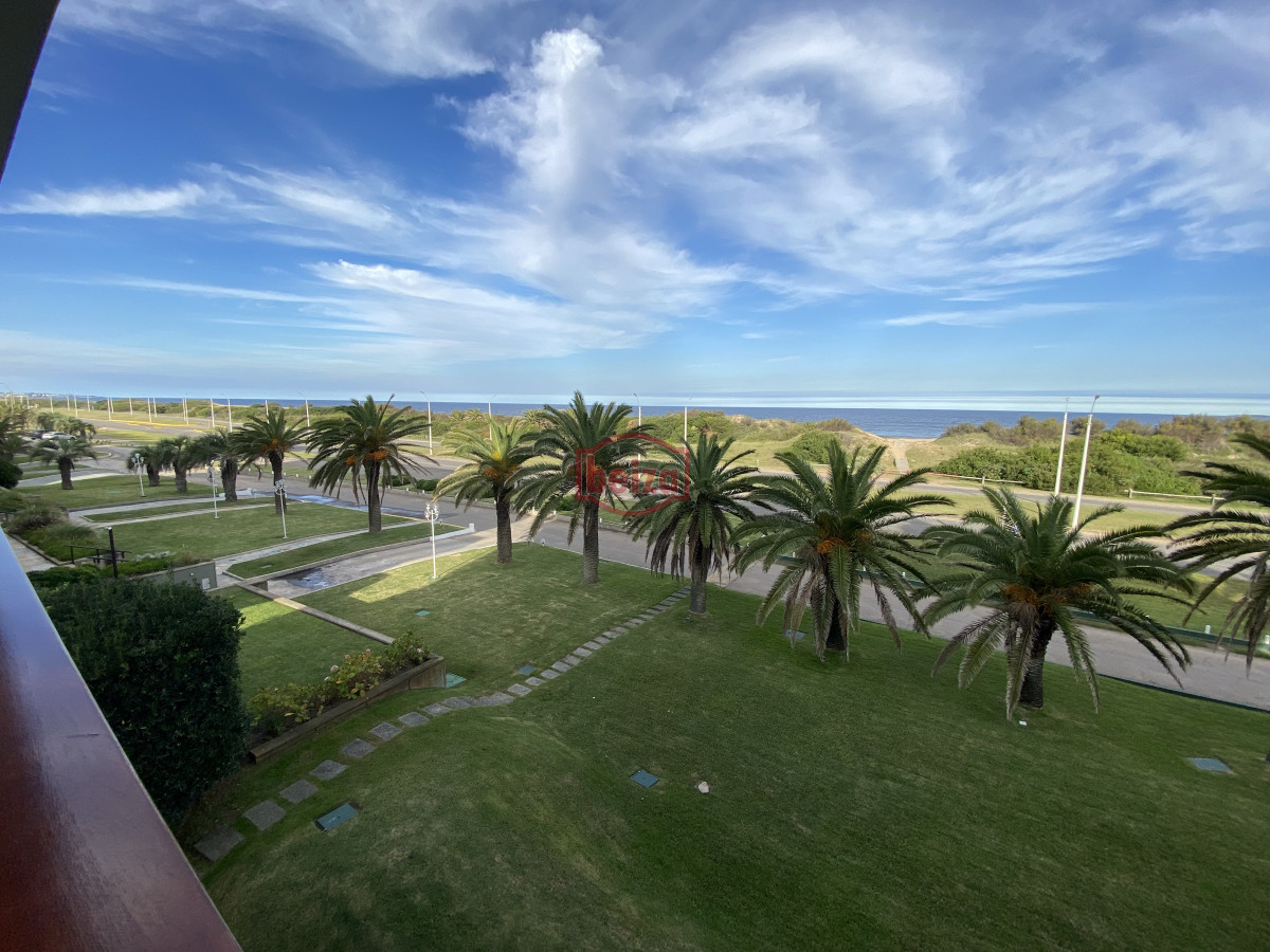 Apartamento ID.166844/Excelente-apartamento-en-torre-de-primera-categoría - Brava , edificio bajo , frente al mar . 