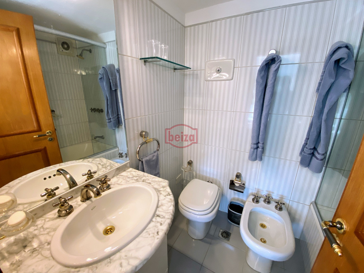 Apartamento ID.166844/Excelente-apartamento-en-torre-de-primera-categoría - Brava , edificio bajo , frente al mar . 