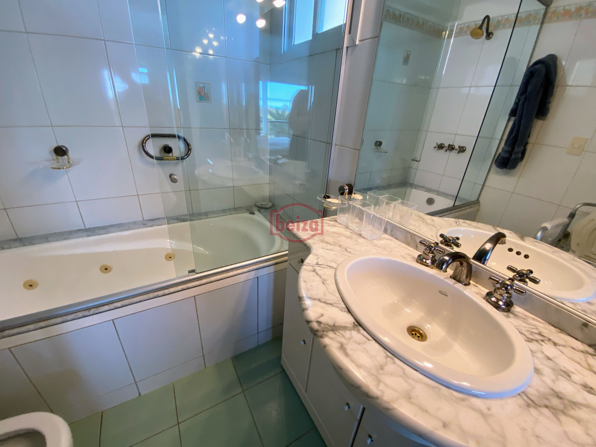 Apartamento ID.166844/Excelente-apartamento-en-torre-de-primera-categoría - Brava , edificio bajo , frente al mar . 