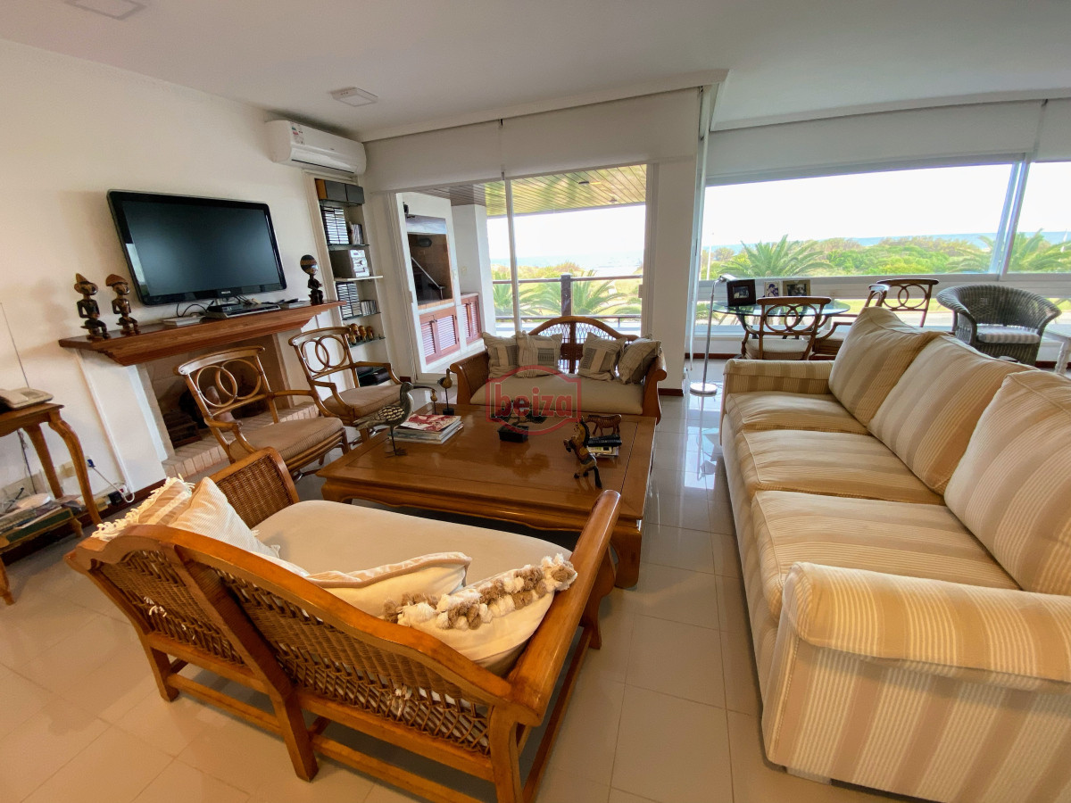 Apartamento ID.166844/Excelente-apartamento-en-torre-de-primera-categoría - Brava , edificio bajo , frente al mar . 