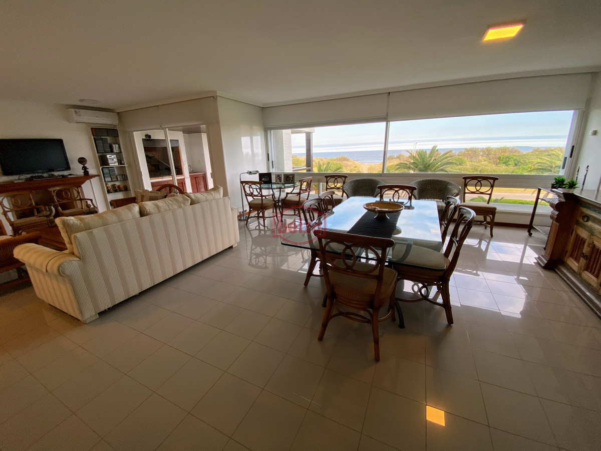 Apartamento ID.166844/Excelente-apartamento-en-torre-de-primera-categoría - Brava , edificio bajo , frente al mar . 