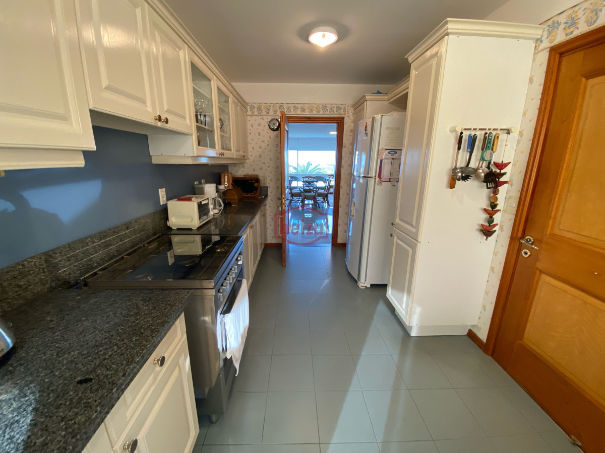 Apartamento ID.166844/Excelente-apartamento-en-torre-de-primera-categoría - Brava , edificio bajo , frente al mar . 