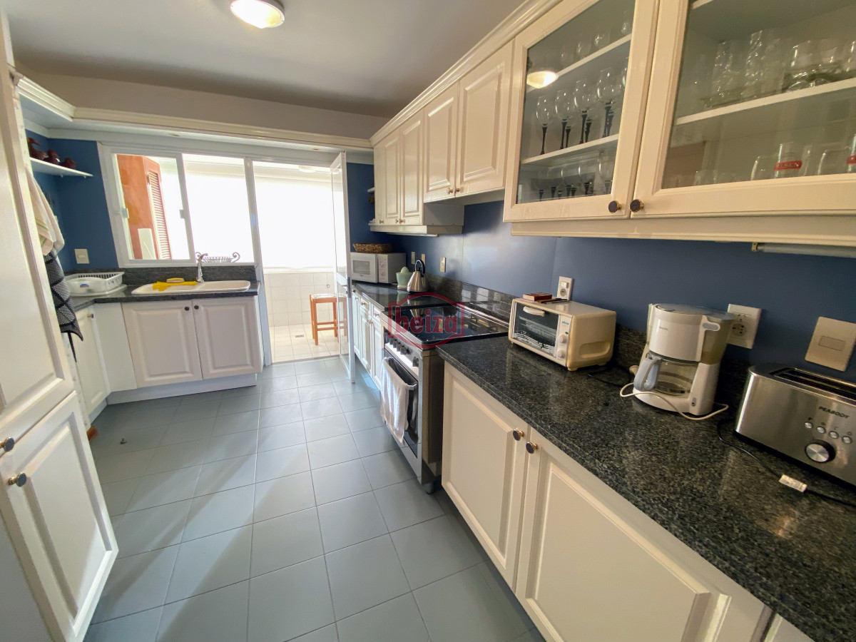 Apartamento ID.166844/Excelente-apartamento-en-torre-de-primera-categoría - Brava , edificio bajo , frente al mar . 