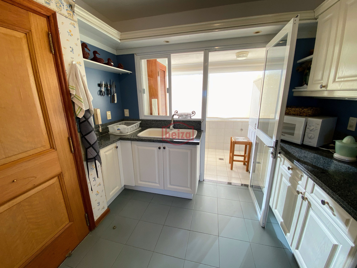 Apartamento ID.166844/Excelente-apartamento-en-torre-de-primera-categoría - Brava , edificio bajo , frente al mar . 