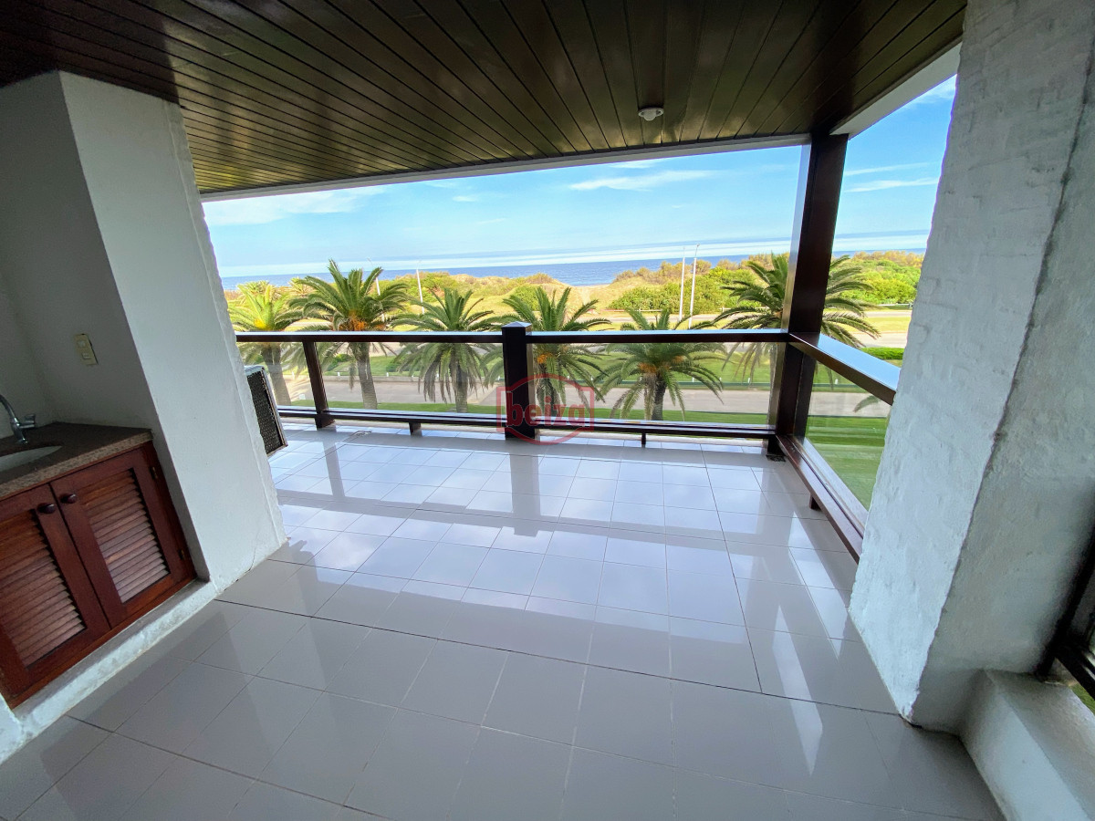 Apartamento ID.166844/Excelente-apartamento-en-torre-de-primera-categoría - Brava , edificio bajo , frente al mar . 