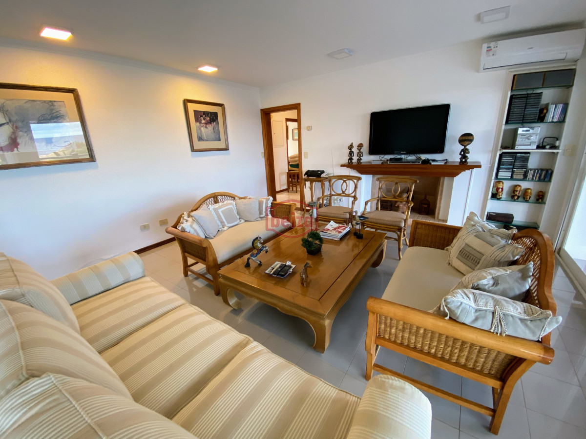 Apartamento ID.166844/Excelente-apartamento-en-torre-de-primera-categoría - Brava , edificio bajo , frente al mar . 