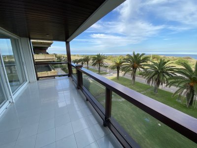 Brava , edificio bajo , frente al mar . 