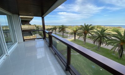 Brava , edificio bajo , frente al mar .