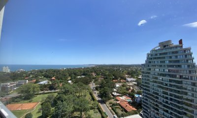 Departamento En Venta De 2 Dormitorios En Edificio Parquemar Roosevelt, Punta Del Este