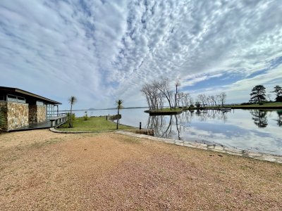 Venta de casa de 4 dormitorios en Laguna del Sauce, Punta del Este.