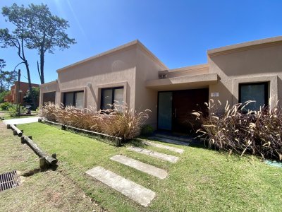 FINANCIA Hermosa casa en Barrio Privado 