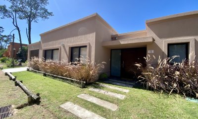 FINANCIA Hermosa casa en Barrio Privado