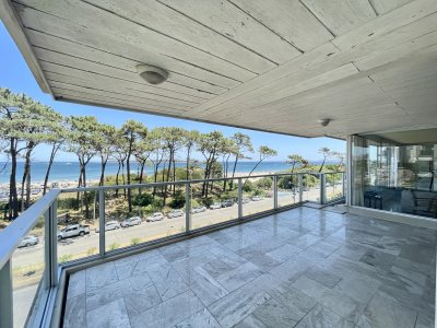 Exclusivo apartamento a los pies de la Playa Mansa. 