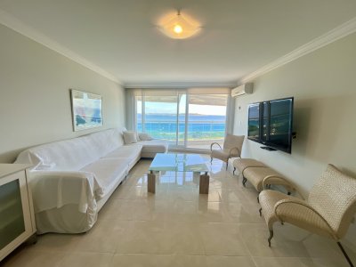 Venta apartamento 2 dormitorios. Playa mansa, Punta del Este. 