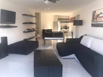 Apto. en Edificio con muy buenos servicios!