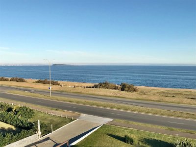 Amplia planta en primera línea Playa Mansa