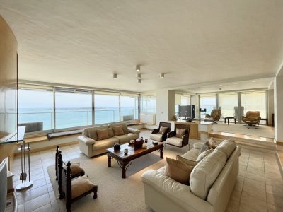 Venta Semipiso frente al mar en Punta del Este, sobre la Parada 8 de la Playa Mansa. 