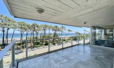 Exclusivo apartamento a los pies de la Playa Mansa.