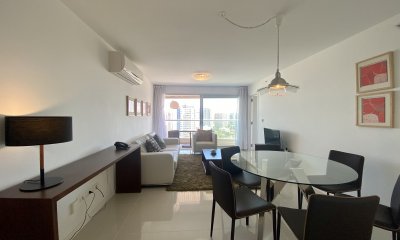 Gran living comedor con salida a amplia terraza con vista y parrillero de uso exclusivo, toilette, suite principal con vestidor, 2 dormitorios, 1 baño