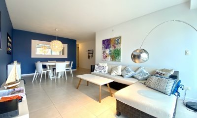 Hermoso apartamento de 3 dormitorios en torre de nivel!