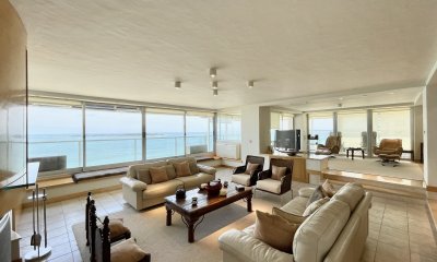 Venta Semipiso frente al mar en Punta del Este, sobre la Parada 8 de la Playa Mansa.