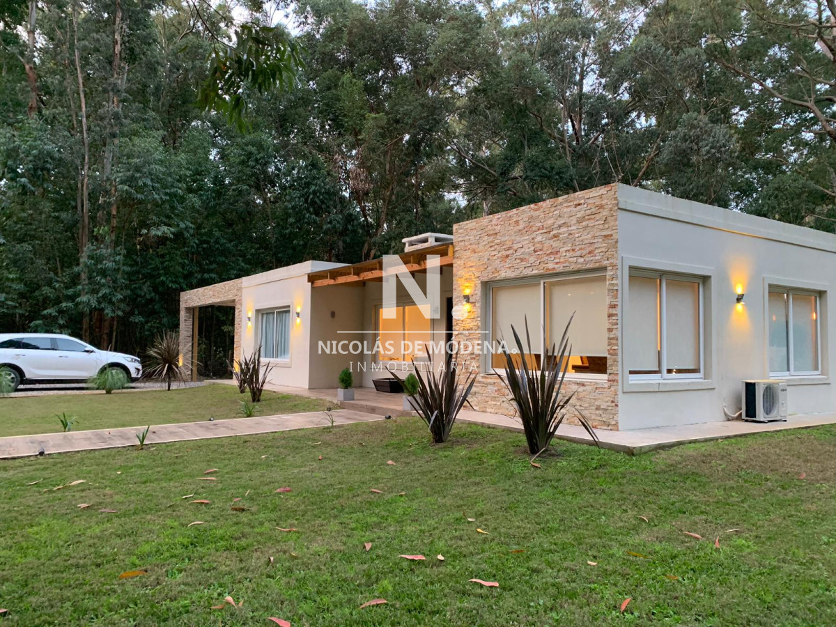 Excepcional casa moderna con piscina en barrio privado Design Village - GoPunta - Portal Inmobiliario de Punta del Este - Maldonado