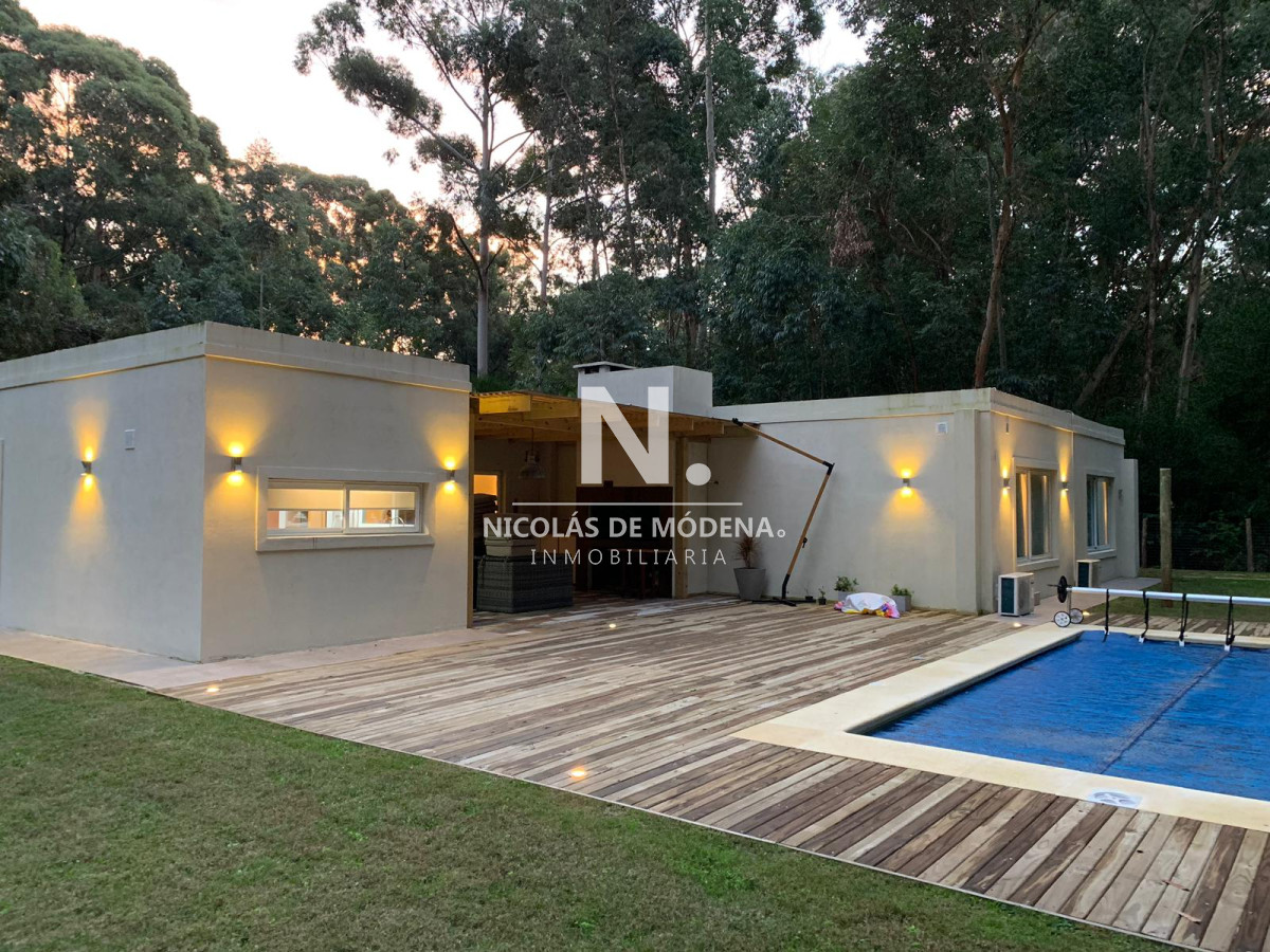 Excepcional casa moderna con piscina en barrio privado Design Village - GoPunta - Portal Inmobiliario de Punta del Este - Maldonado