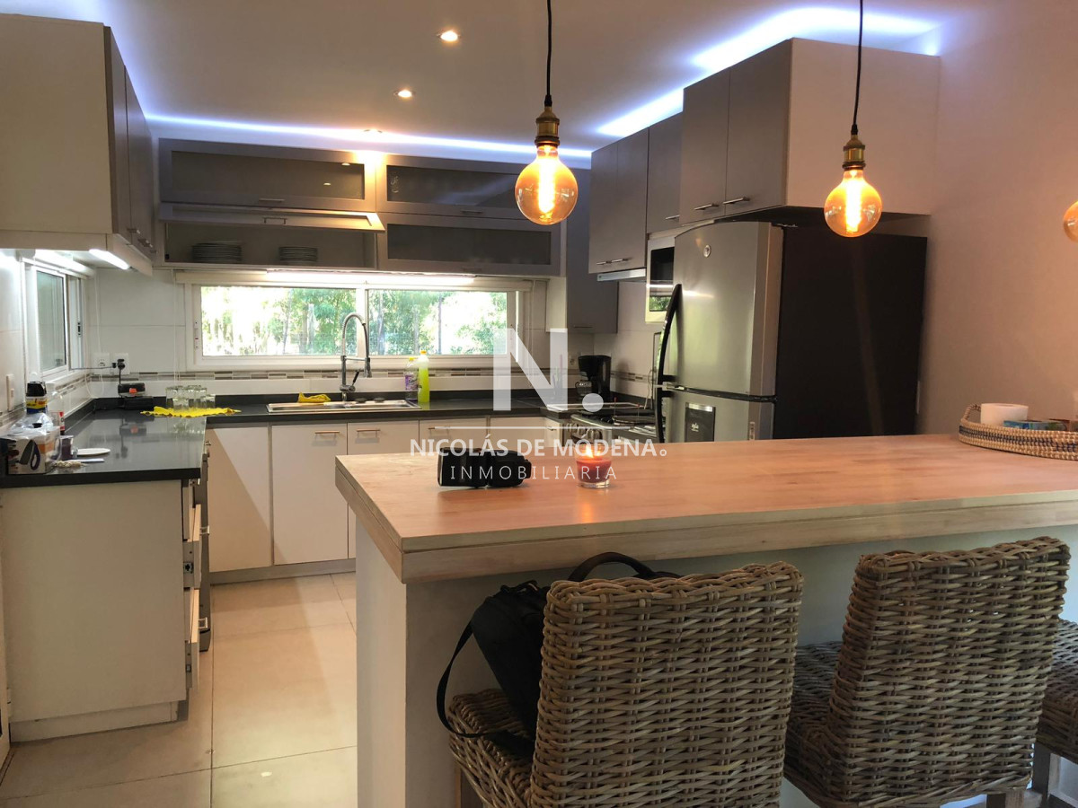 Excepcional casa moderna con piscina en barrio privado Design Village - GoPunta - Portal Inmobiliario de Punta del Este - Maldonado
