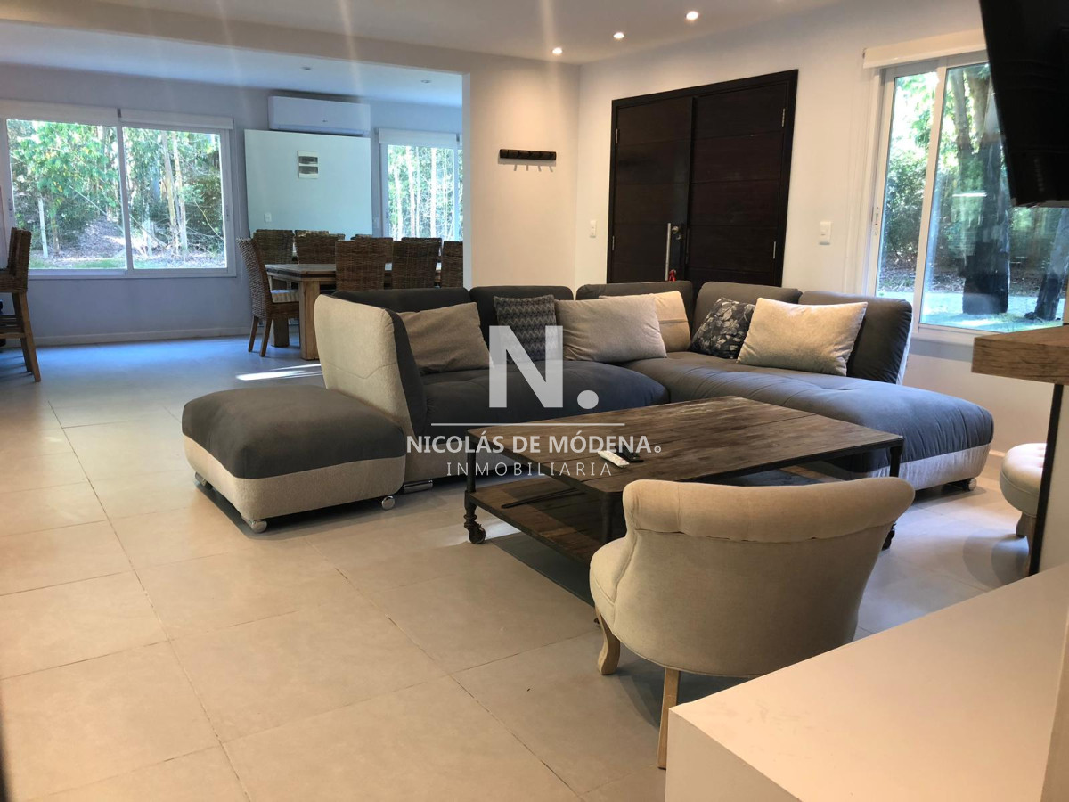 Excepcional casa moderna con piscina en barrio privado Design Village - GoPunta - Portal Inmobiliario de Punta del Este - Maldonado