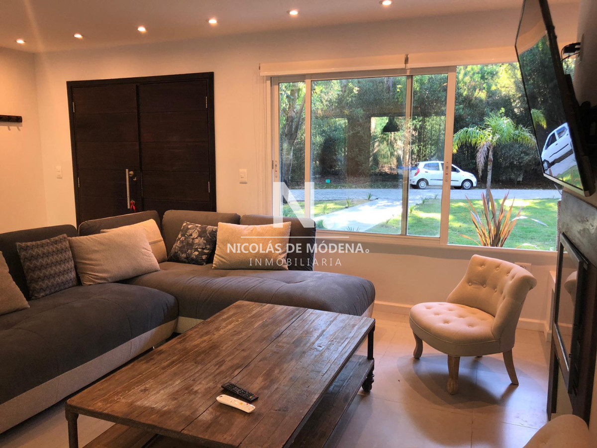 Excepcional casa moderna con piscina en barrio privado Design Village - GoPunta - Portal Inmobiliario de Punta del Este - Maldonado