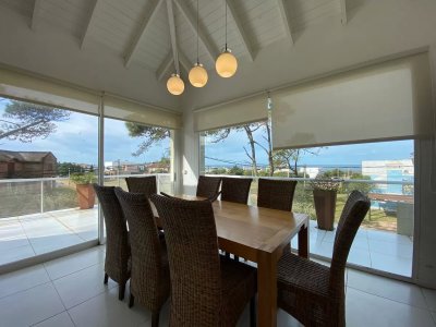 Excelente casa de dos plantas a pasos del mar!