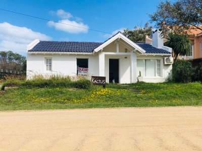 Venta casa 2 dormitorios balneario Buenos Aires. 