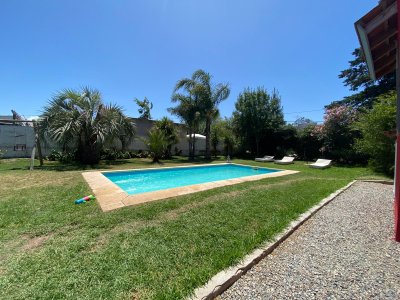 Excelente casa de dos plantas con piscina!