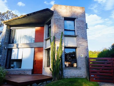 Hermosa casa de piedra en Montoya!