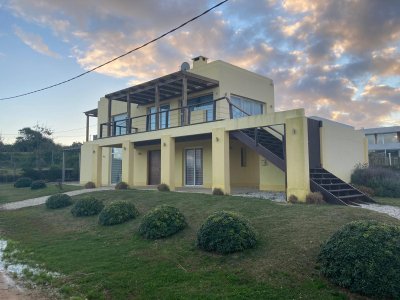 Hermosa casa en Venta y alquiler de 3 dormitorios a 100mts del Mar 