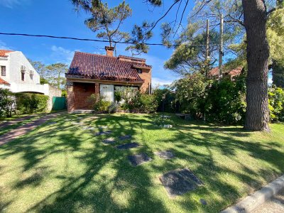 VENDE CASA EN PLAYA MANSA DE 3 DORMITORIOS. OPORTUNIDAD EN PUNTA DEL ESTE 