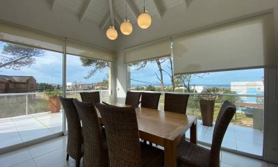 Excelente casa de dos plantas a pasos del mar!