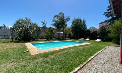 Excelente casa de dos plantas con piscina!
