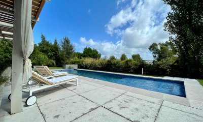 Excepcional y practica casa de dos plantas en residencia privada!