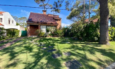 VENDE CASA EN PLAYA MANSA DE 3 DORMITORIOS. OPORTUNIDAD EN PUNTA DEL ESTE