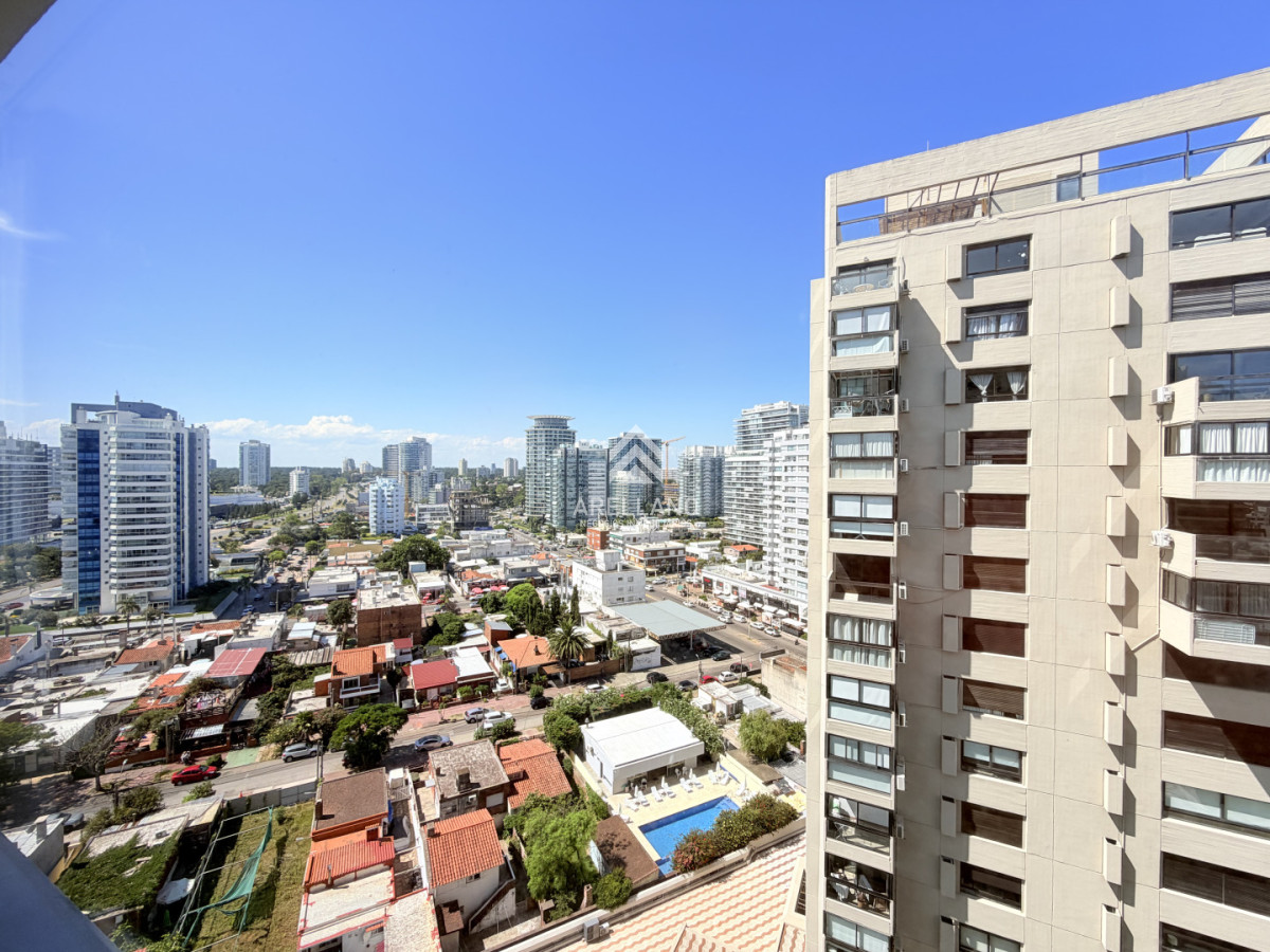 Apartamento ID.6049 - Venta apartamento 4 dormitorios. Playa brava, Punta del Este. 