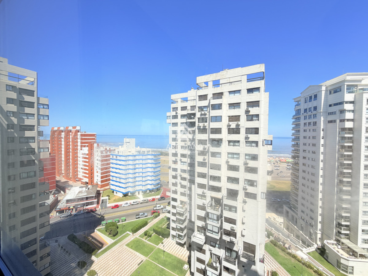 Apartamento ID.6049 - Venta apartamento 4 dormitorios. Playa brava, Punta del Este. 