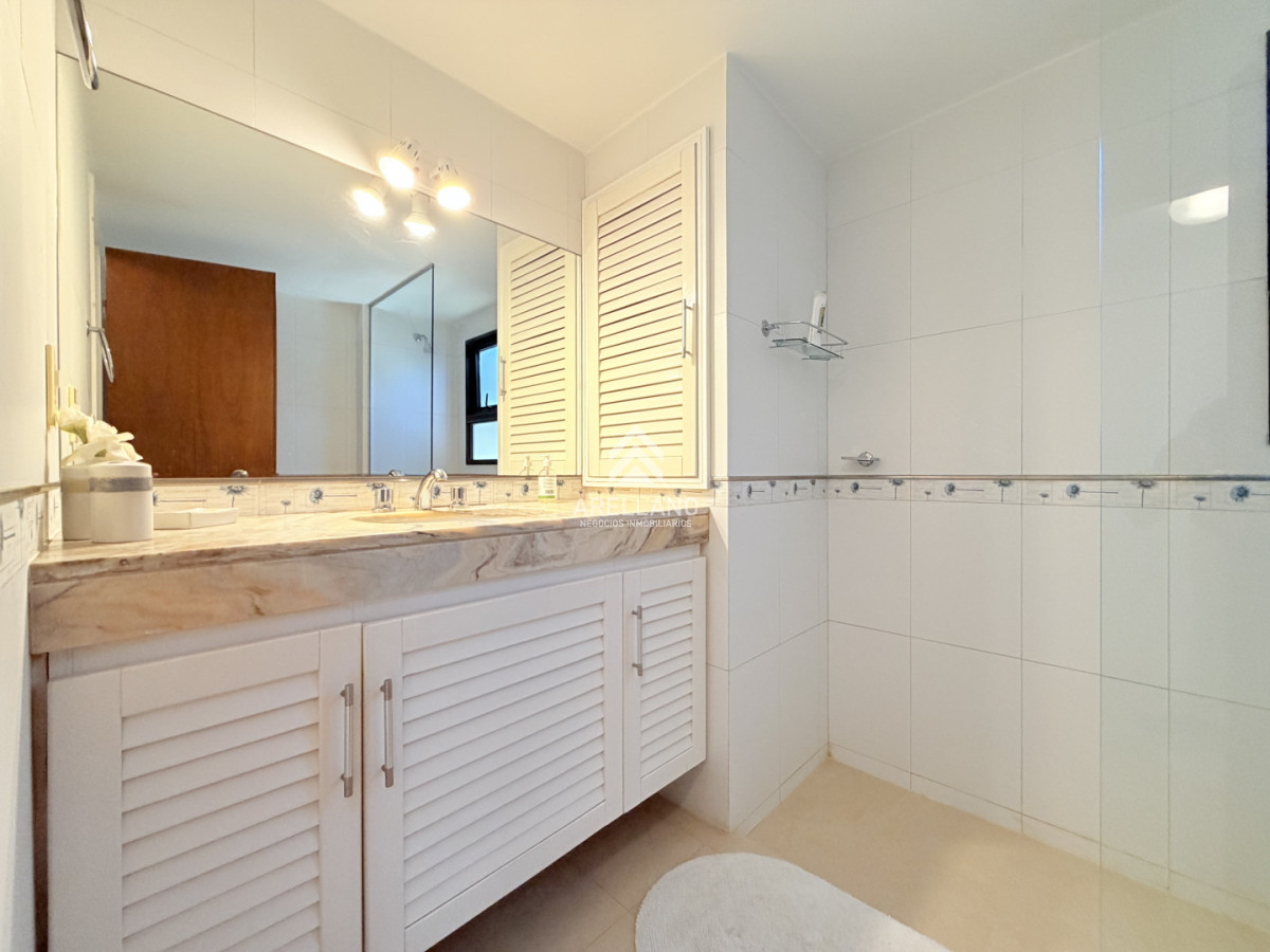 Apartamento ID.6049 - Venta apartamento 4 dormitorios. Playa brava, Punta del Este. 