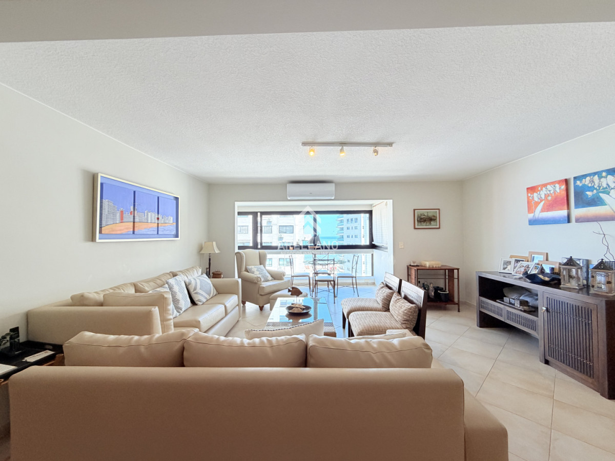 Apartamento ID.6049 - Venta apartamento 4 dormitorios. Playa brava, Punta del Este. 