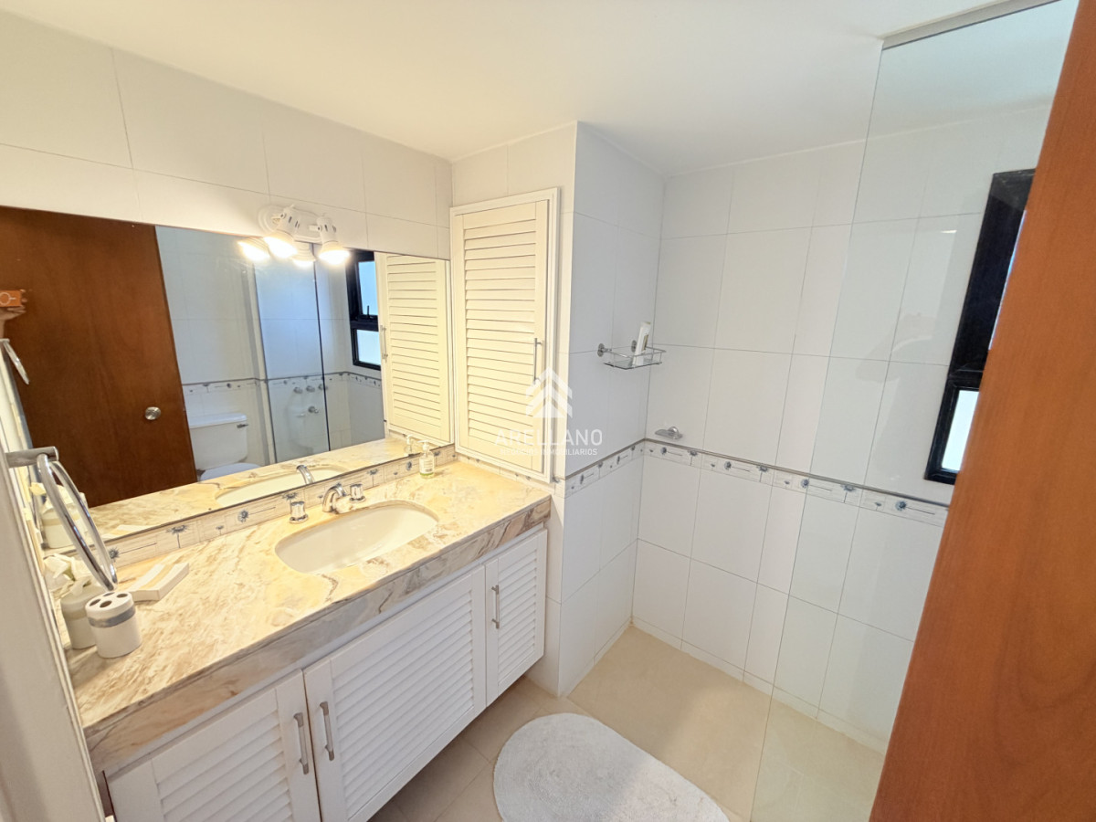 Apartamento ID.6049 - Venta apartamento 4 dormitorios. Playa brava, Punta del Este. 