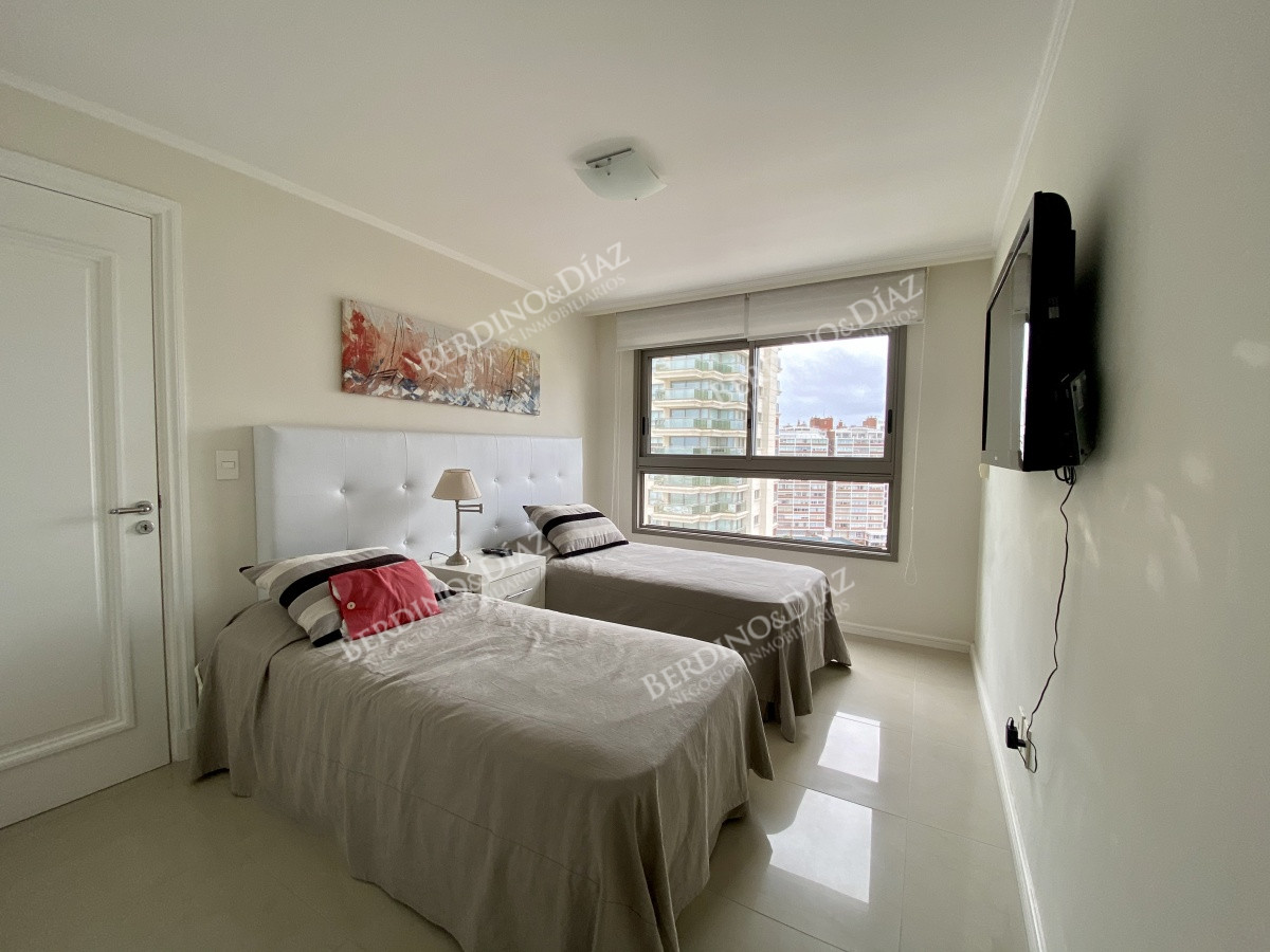 Apartamento ID.2528 - Venta apartamento Imperiale I tres dormitorios Punta del Este.
